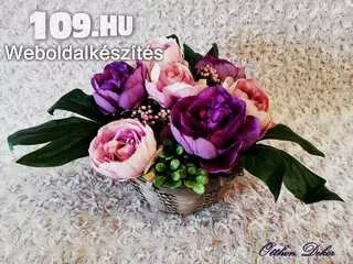 Lila/rózsaszín paeonia virágbox fonott kaspóban